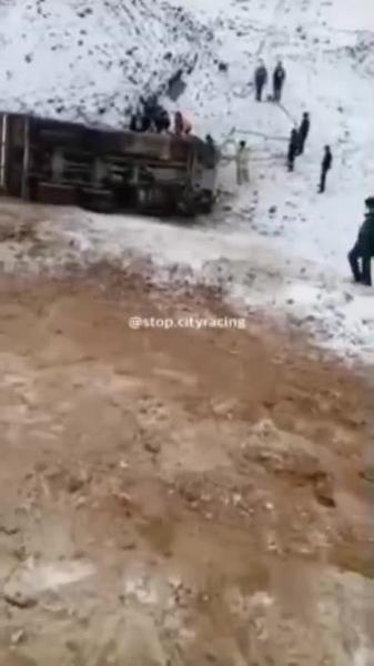 На строительстве М-12 в Татарстане самосвал упал с высоты в овраг: погиб 27-летний водитель