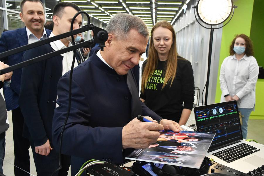 Рустам Минниханов стал гостем фестиваля уличных культур «УРАМ»