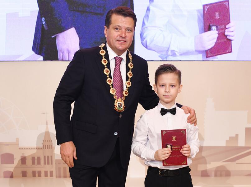 Метшин вручил именные стипендии студентам, спортсменам и воспитанникам школ искусств