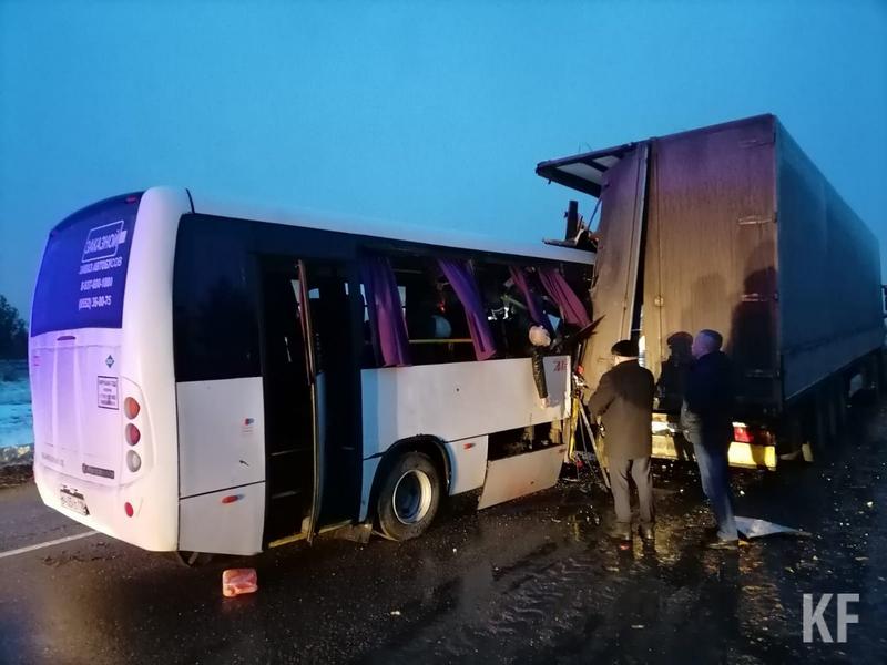 В Татарстане вахтовый автобус попал в ДТП