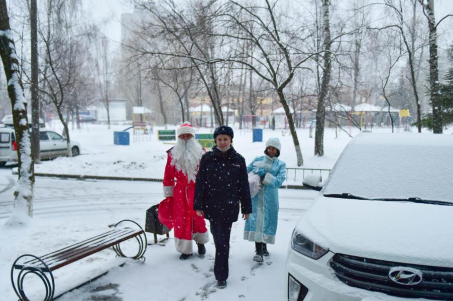 Полицейские Дед Мороз и Снегурочка поздравили казанскую многодетную семью с наступающим Новым годом