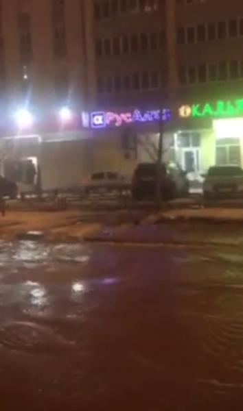 Центр Казани остался без воды из-за аварии: по улицам бегут ручьи