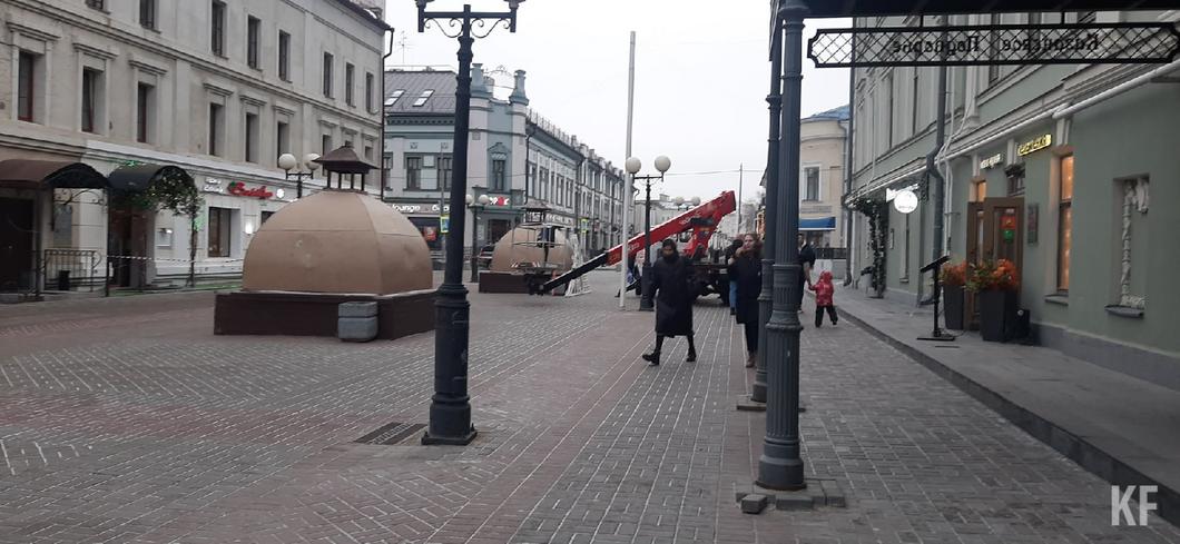 На Баумана в Казани начали устанавливать новогоднюю иллюминацию