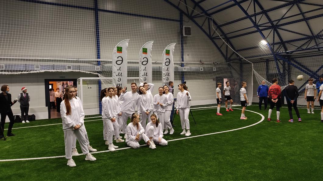 Районы Татарстана получили в подарок перед новым годом мини-футбольные манежи