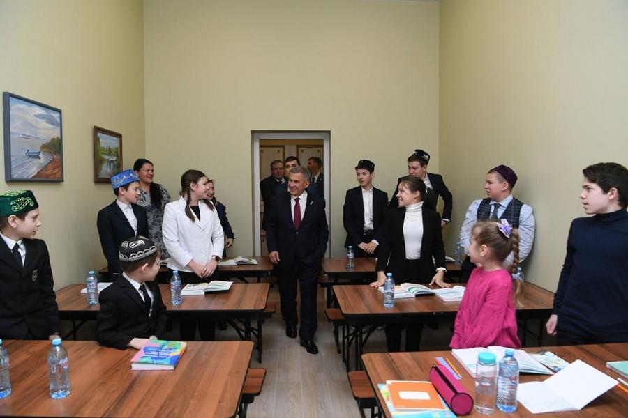 Рустам Минниханов встретился с татарской общественностью Санкт-Петербурга Рустам Минниханов встретился с татарской общественностью Санкт-Петербурга