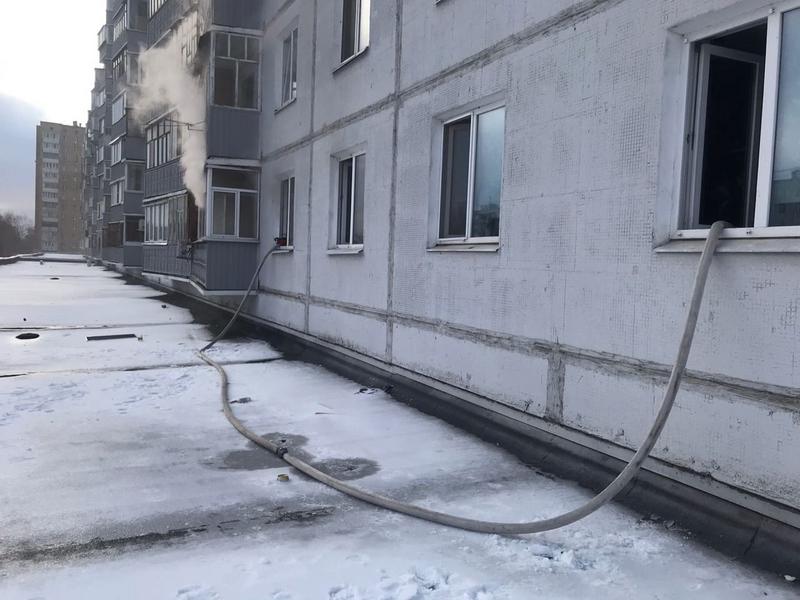 Казанские пожарные спасли двух детей из горящей квартиры на улице Фатыха Амирхана