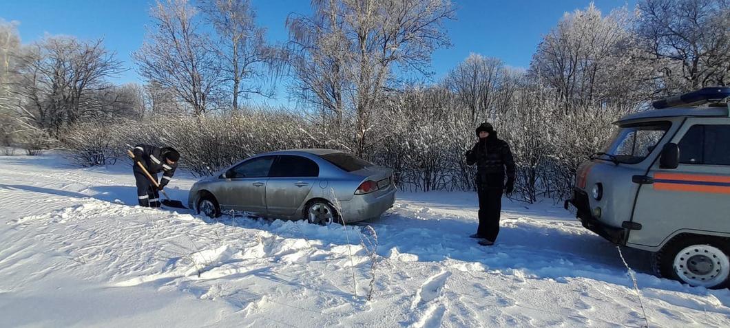 В Альметьевске спасли замерзающих молодых людей, застрявших в сугробе на авто