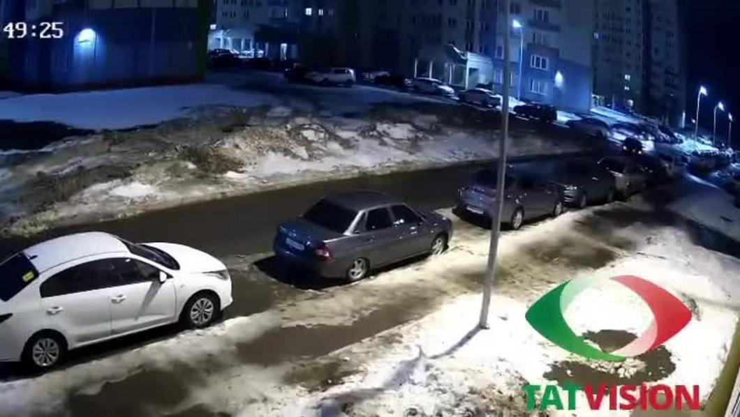 Водитель снес несколько машин во дворе жилого дома в Нижнекамске и скрылся