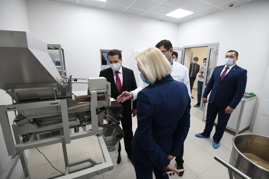 Метшин и Патяшина оценили новую дезинфекционную станцию Казани