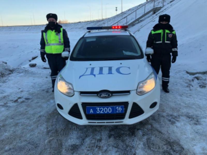 Автоинспекторы сопроводили с мигалками до больницы двум татарстанцев с травмированными руками