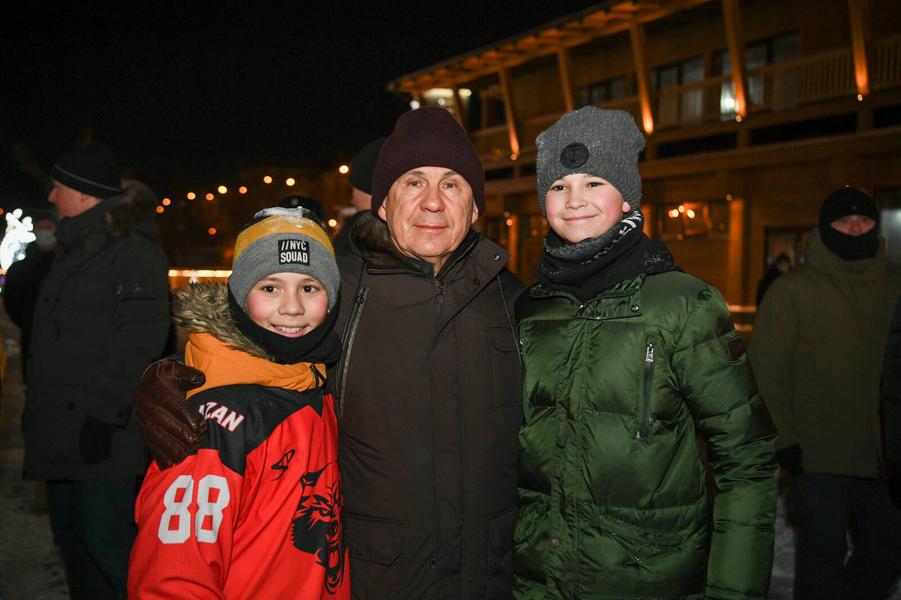 Минниханов посетил казанский парк «Черное озеро» и купил в сувенирном отделе шапку с варежками