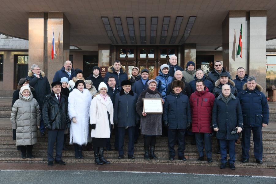 Минниханов вручил медучреждениям Казани автомобили для оказания первичной помощи