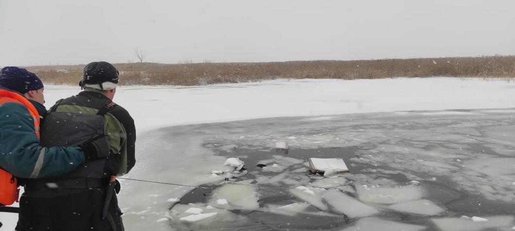 На Каме в Татарстане под лед провалились три рыбака на снегоходе На Каме в Татарстане под лед провалились три рыбака на снегоходе