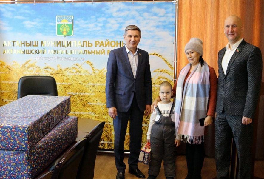 Депутат Госсовета РТ от партии КПРФ Николай Атласов вручил подарки детям в рамках акции «Ёлка желаний» Депутат Госсовета РТ от партии КПРФ Николай Атласов вручил подарки детям в рамках акции «Ёлка желаний»