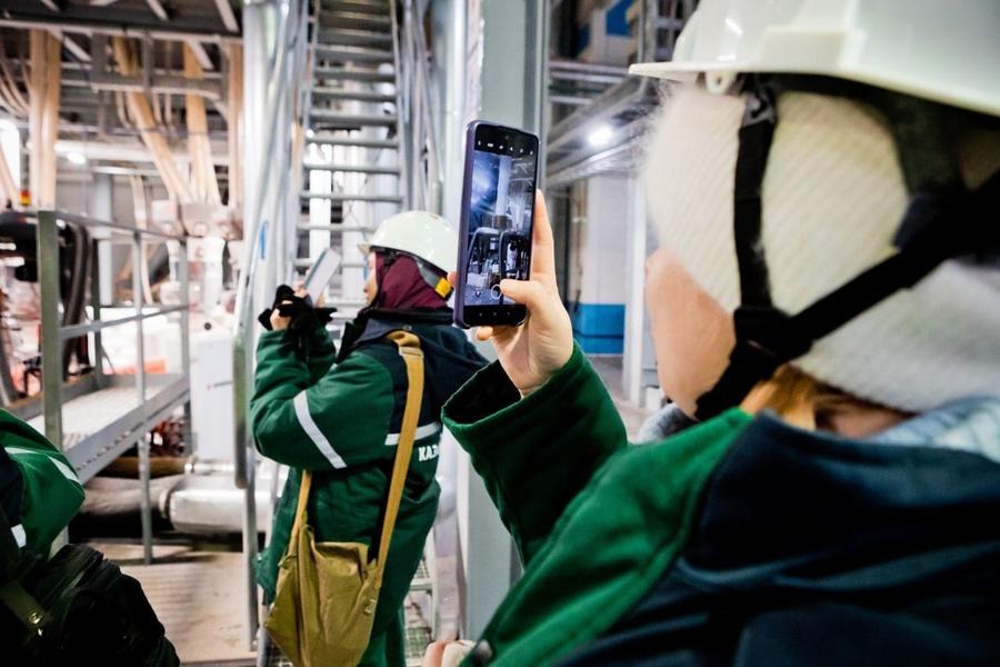 Промышленные туристы впервые побывали на «Казаньоргсинтезе» с ночной экскурсией