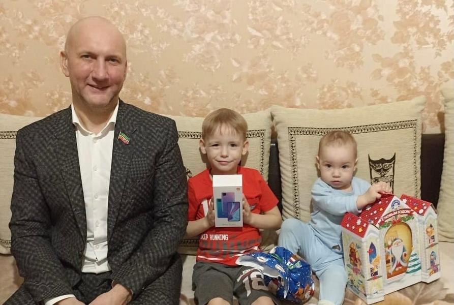 Депутат Госсовета Татарстана от партии КПРФ Николай Атласов принял участие в акции «Ёлка желаний»