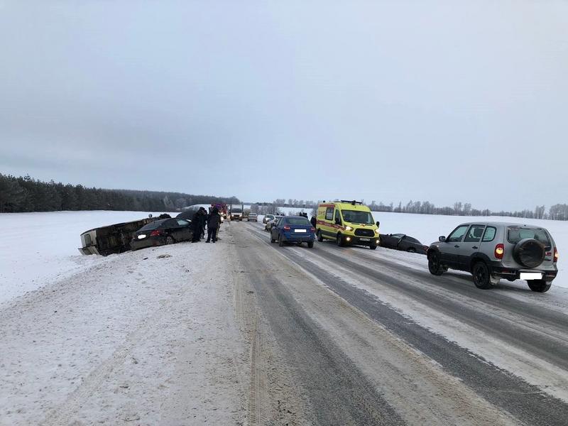 Стали известны подробности массового ДТП с микроавтобусом и легковушками под Челнами