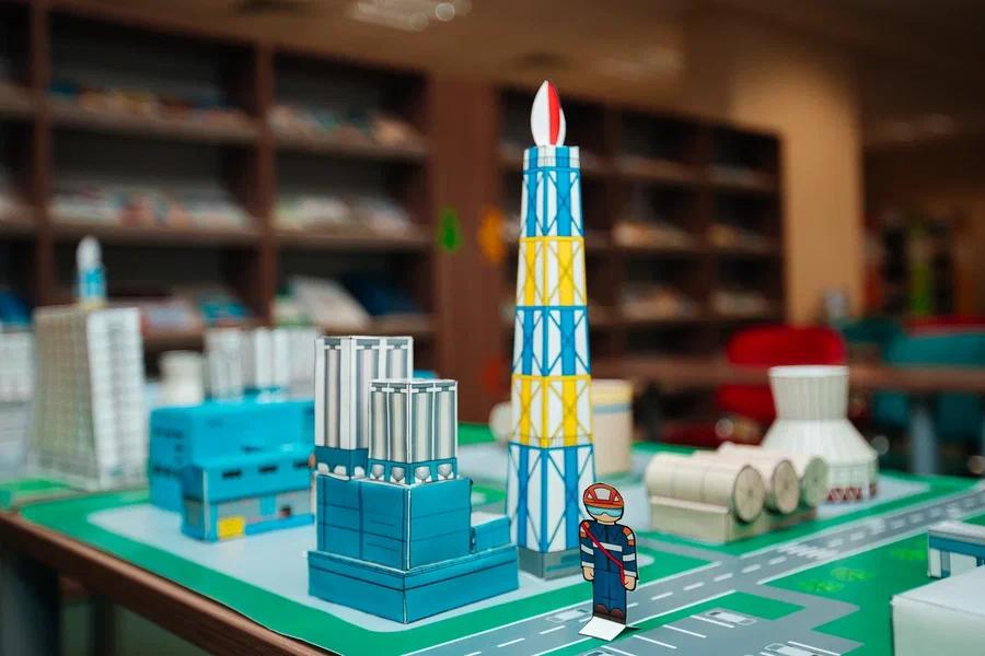 Ученики нижнекамской художественной школы создали бумажный макет «Нижнекамскнефтехима» на грант СИБУРа