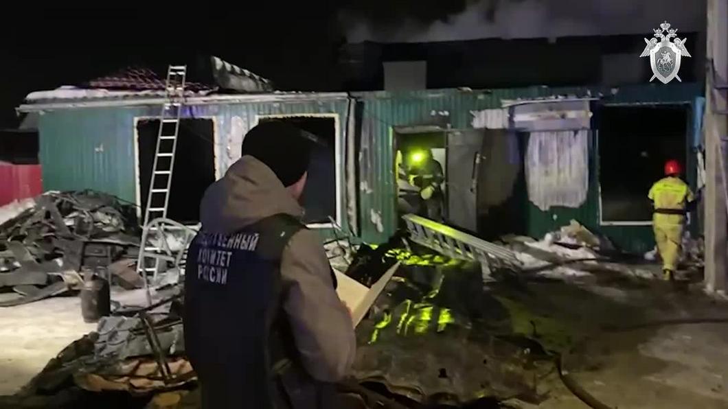 В ночном пожаре в нелегальном доме престарелых в Кемерове погибло 20 человек