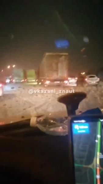 Пробка на Мамадышском тракте в Казани вызвана снегопадом и массовыми авариями