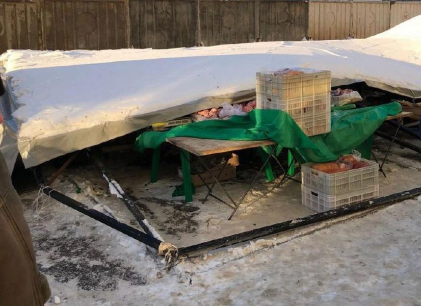 В Казани обвалился торговый шатер: продавщица сломала позвоночник и получила сотрясение мозга