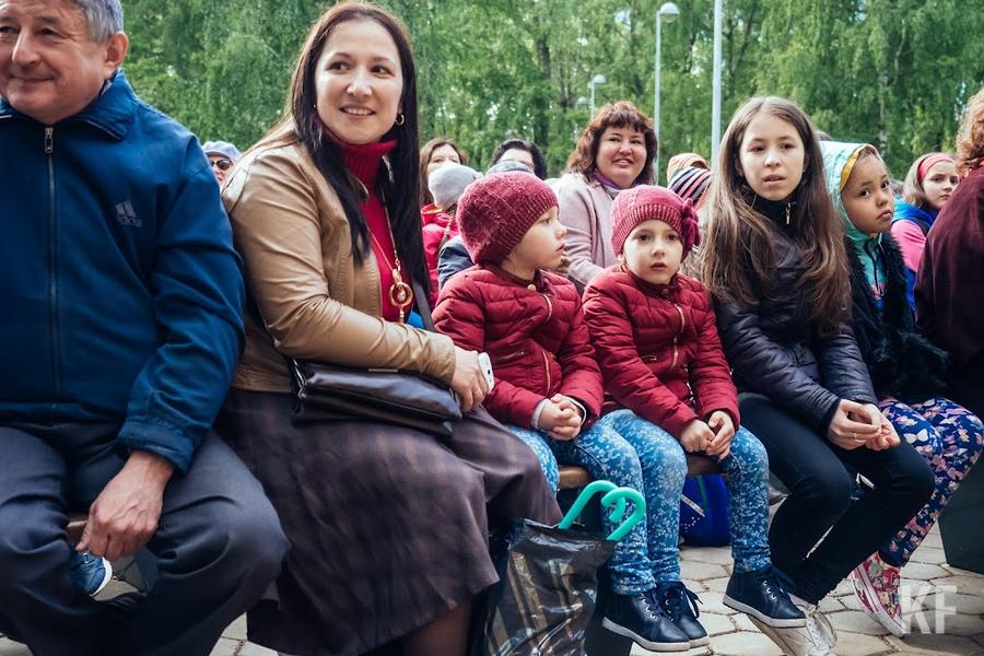 Смертность и рождаемость снизились: как в Татарстане повышают демографию