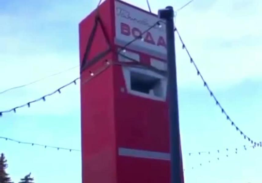 Бугульминцы раскритиковали 5-метровый автомат с газировкой, установленный к Новому году