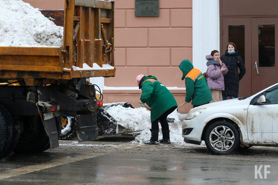 «Усиляемся, работаем»: Казань захватила снежная стихия