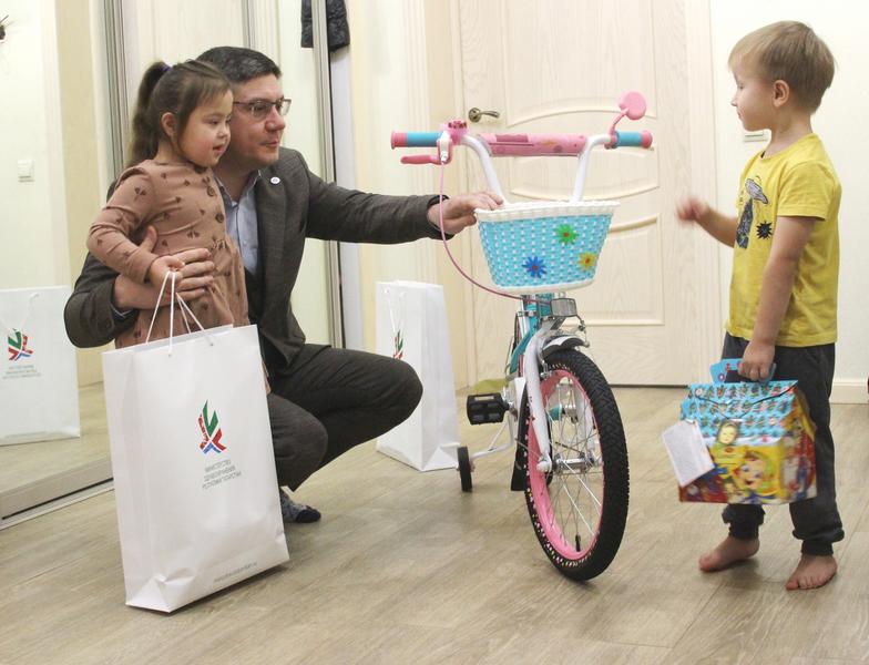 Марат Садыков исполнил новогоднее желание девочки из многодетной семьи в Казани