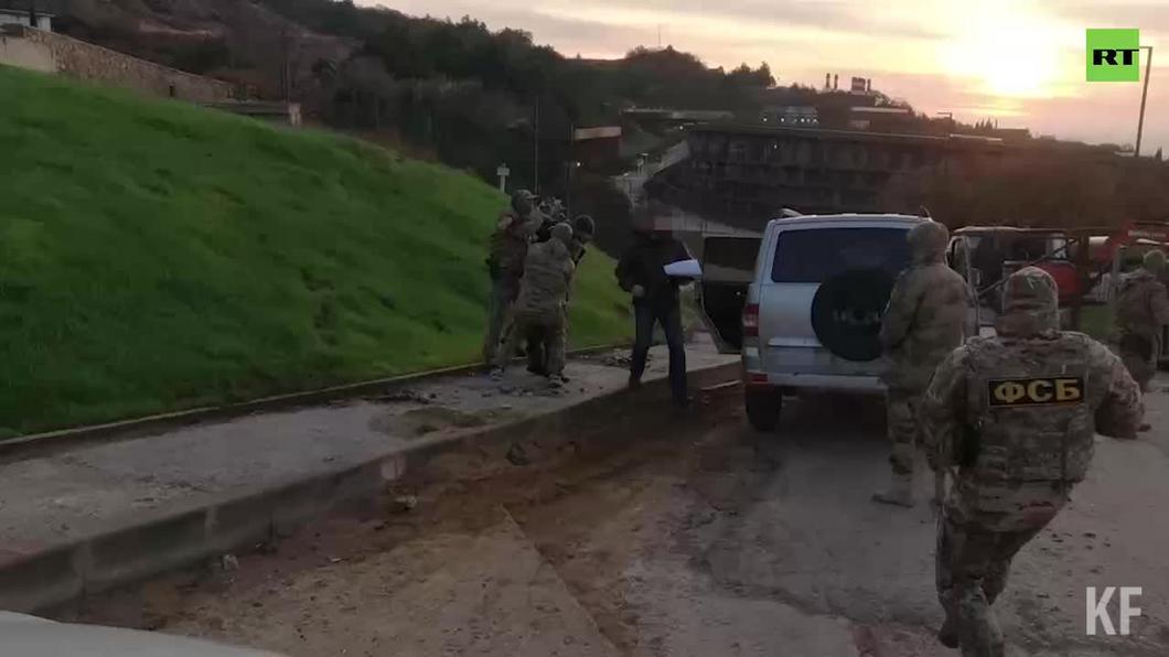 ФСБ опубликовала кадры задержания двух шпионов из Севастополя, которые сотрудничали с Украиной