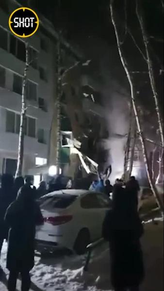 Из-за взрыва бытового газа в Нижневартовске обрушились два этажа жилого дома: есть пострадавшие