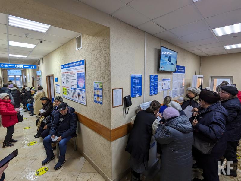 Боимся штрафов в 100 тысяч: в Казани продолжают собираться очереди в офисах «Газпрома»