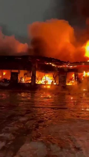 Крупный пожар в Челнах: горит магазин запчастей