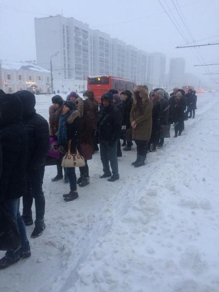 Казанцы выстроились в многометровые очереди в ожидании общественного транспорта