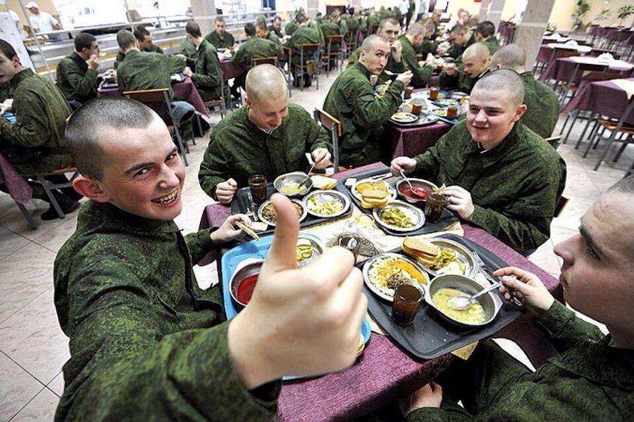 Как дома: солдаты хвалят армейскую кухню