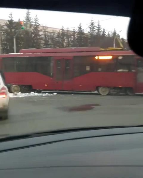 В Казани столкнулись трамвай и автобус
