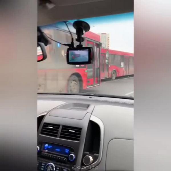 Два «краснобуса» и «КАМАЗ» столкнулись в Казани