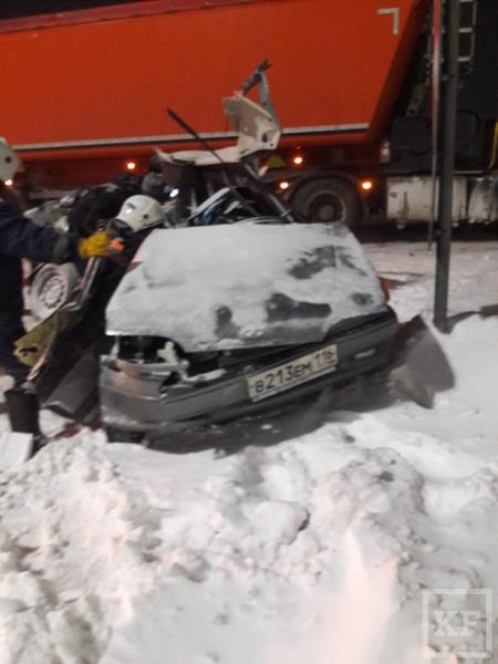 В страшной аварии на трассе в Татарстане погибли четыре подруги