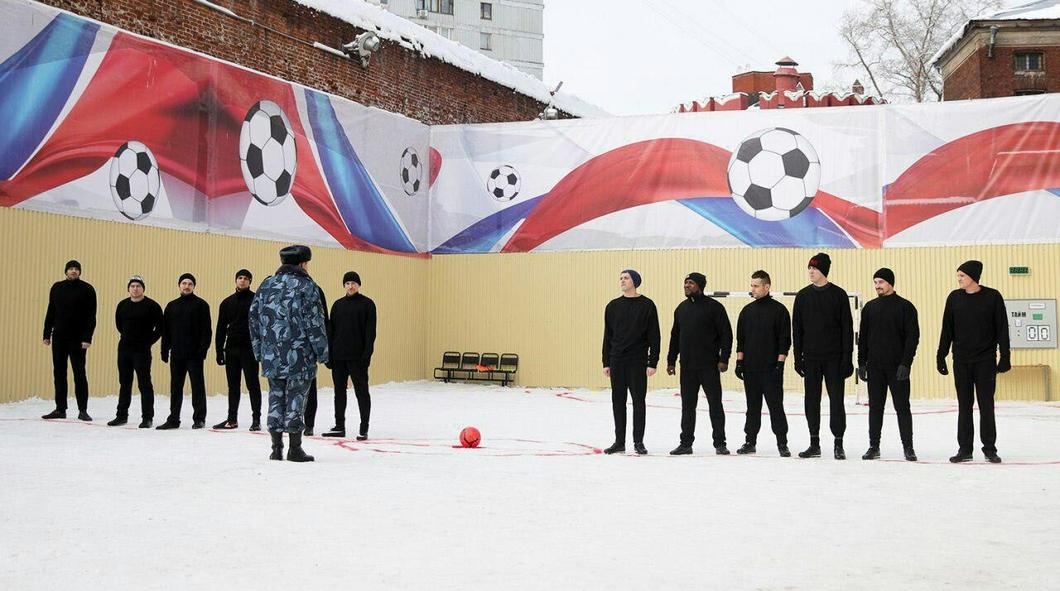 Павел Мамаев сыграл в футбол с арестантами