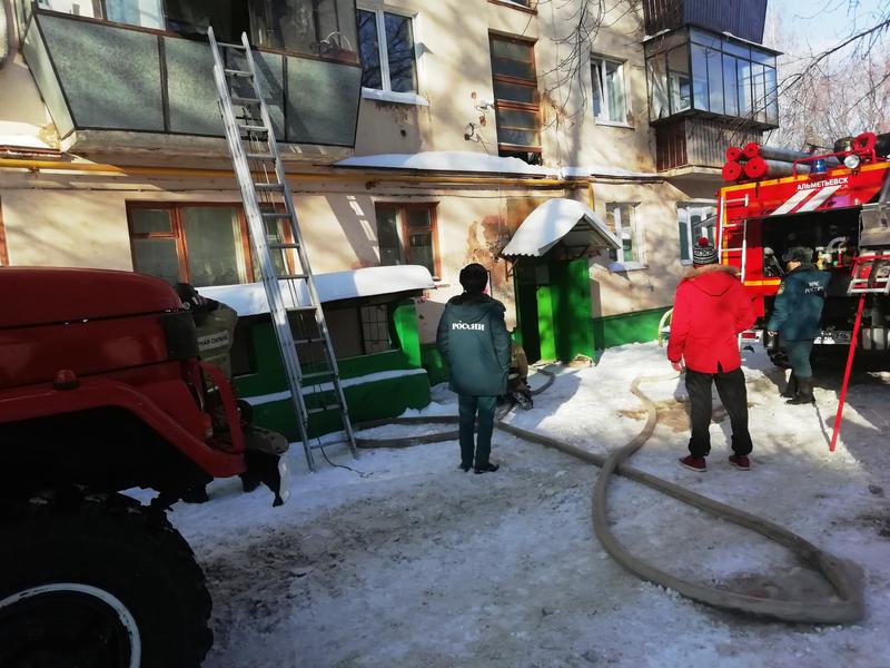 Татарстанские спасатели вызволили 9 человек из пожара