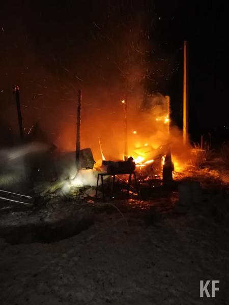 Рано утром спасатели справились с крупным пожаром в селе Нижнекамского района