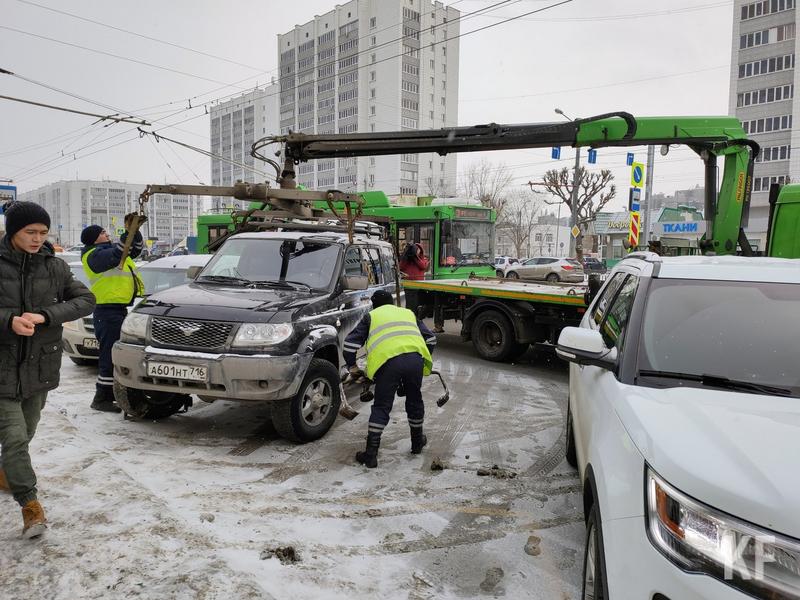 В Казани провели рейд и эвакуировали автохамов, которые парковались на автобусных остановках