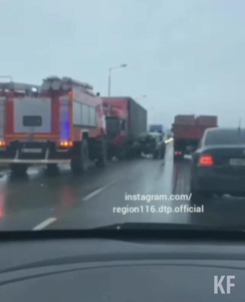 При столкновении легковушки с грузовиком на трассе в Татарстане погибли два человека