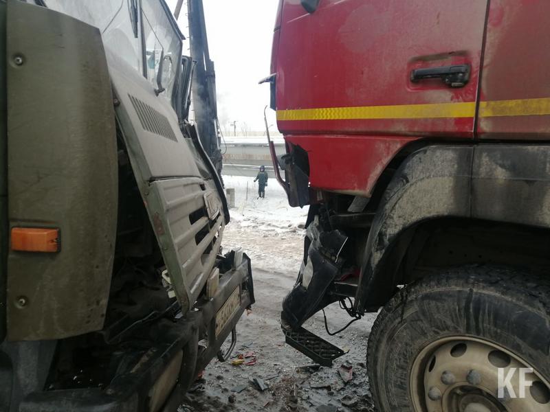 Два грузовика столкнулись на промзоне в Нижнекамске