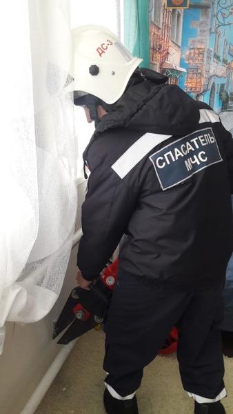 В Казани спасатели вызволили застрявшую ногой в батарее девочку