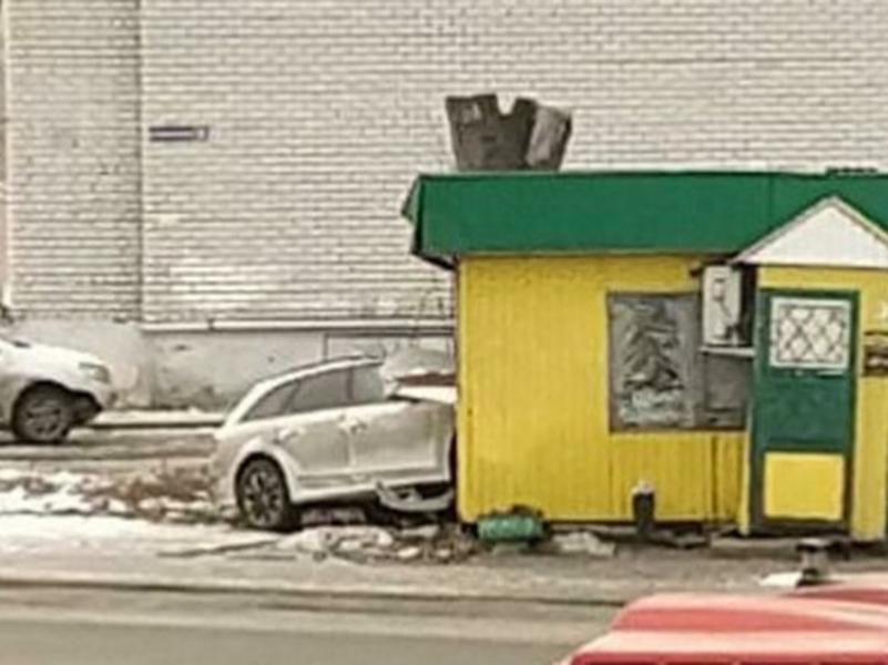 В Казани автомобиль пробил стену торгового ларька