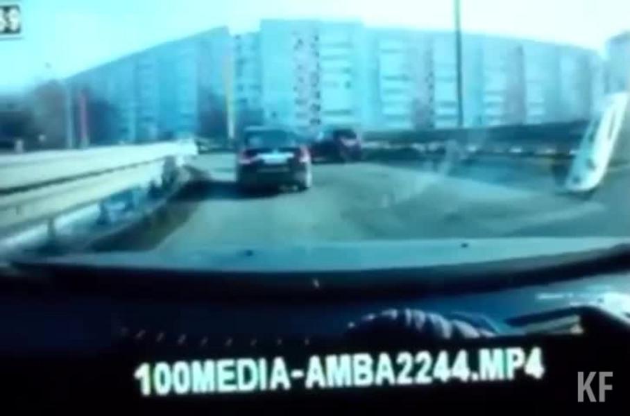 Появилось еще одно видео с тараном Audi бетонной стены на Проспекте Победы в Казани