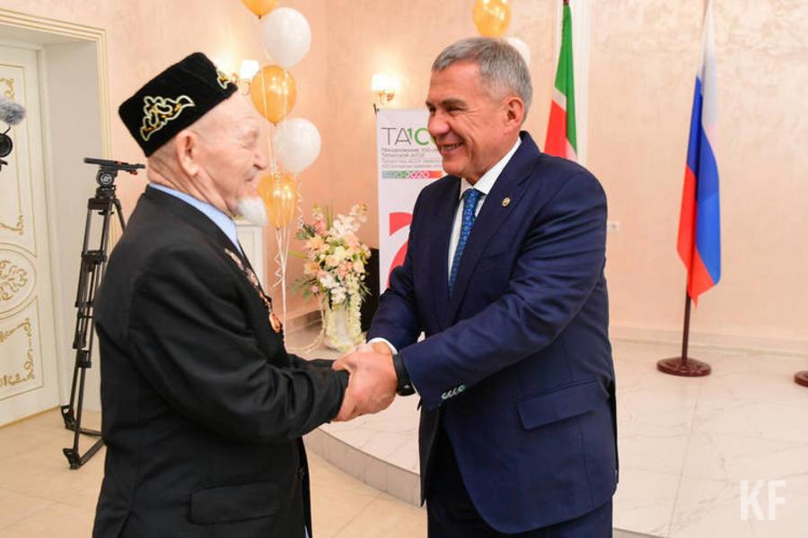 Рустам Минниханов в Нурлате вручил семье ветеранов медали в честь 75-летия Победы
