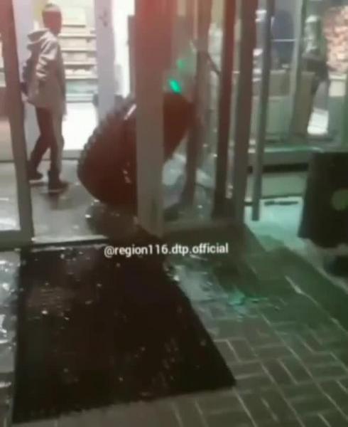 В Казани оторвавшееся у грузовика колесо разгромило автозаправку