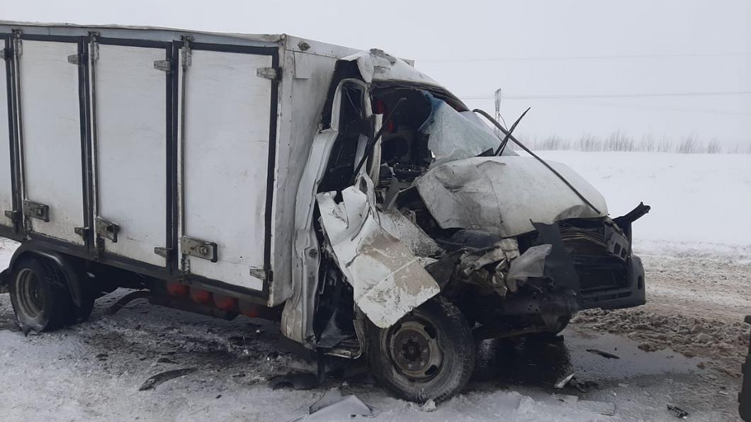 Под Бугульмой лихач на «ГАЗе» протаранил грейдер и угробил парня Под Бугульмой лихач на «ГАЗе» протаранил грейдер и угробил парня